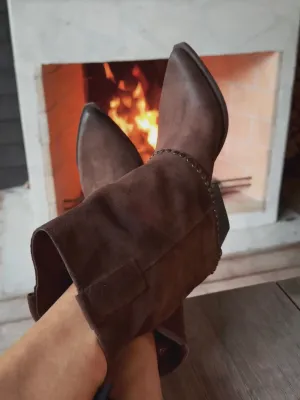 BOOTS WITH COVER AND STUDS IN SUEDE - BROWN