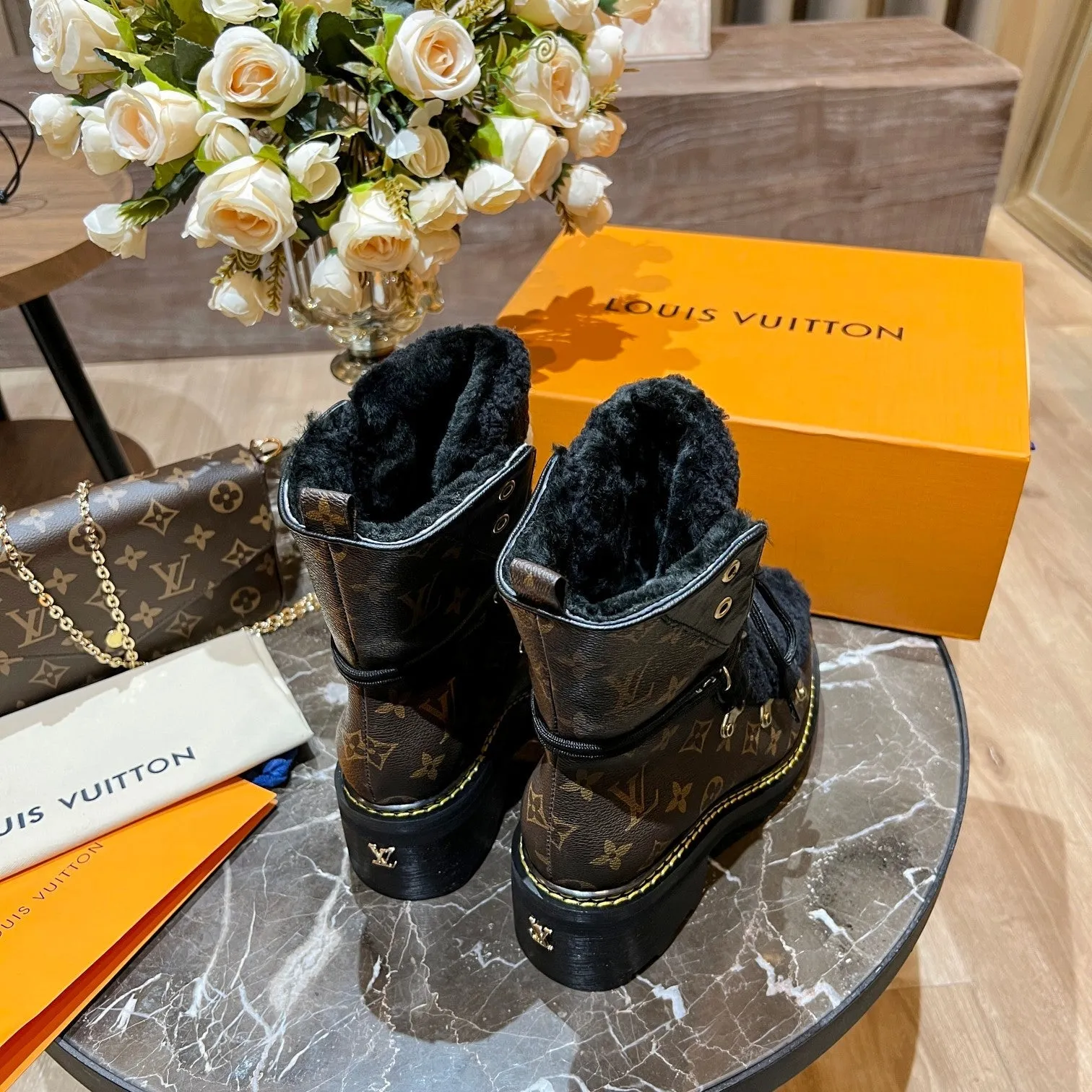 High Quality  LUV BOOTS 043