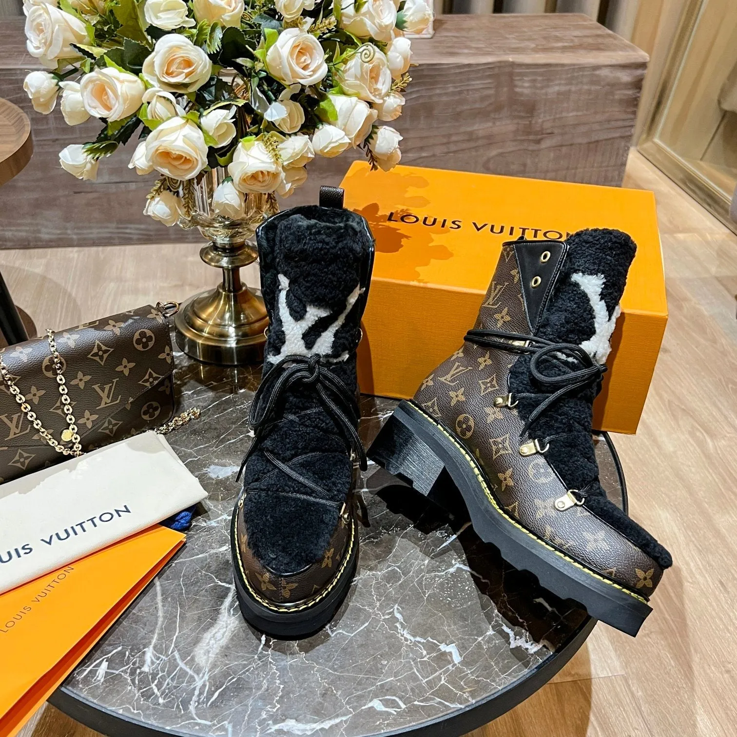 High Quality  LUV BOOTS 043