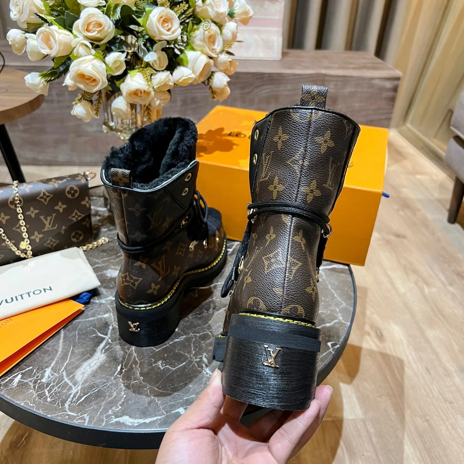 High Quality  LUV BOOTS 043