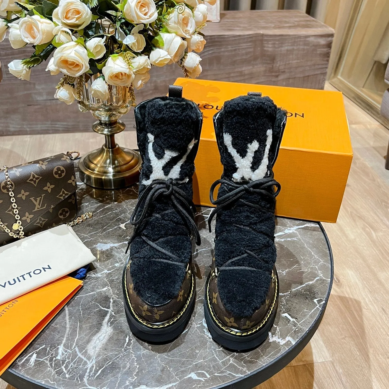 High Quality  LUV BOOTS 043