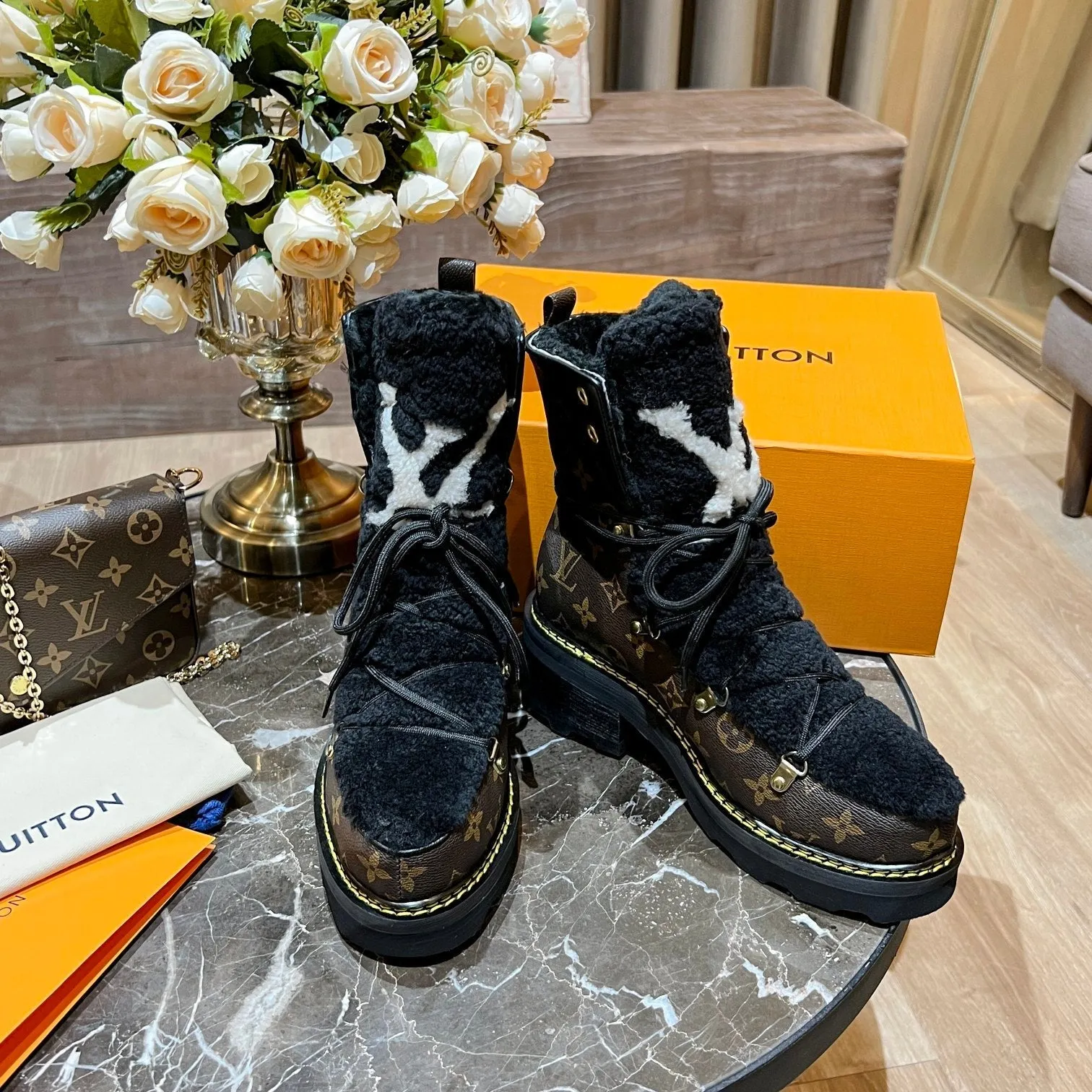 High Quality  LUV BOOTS 043