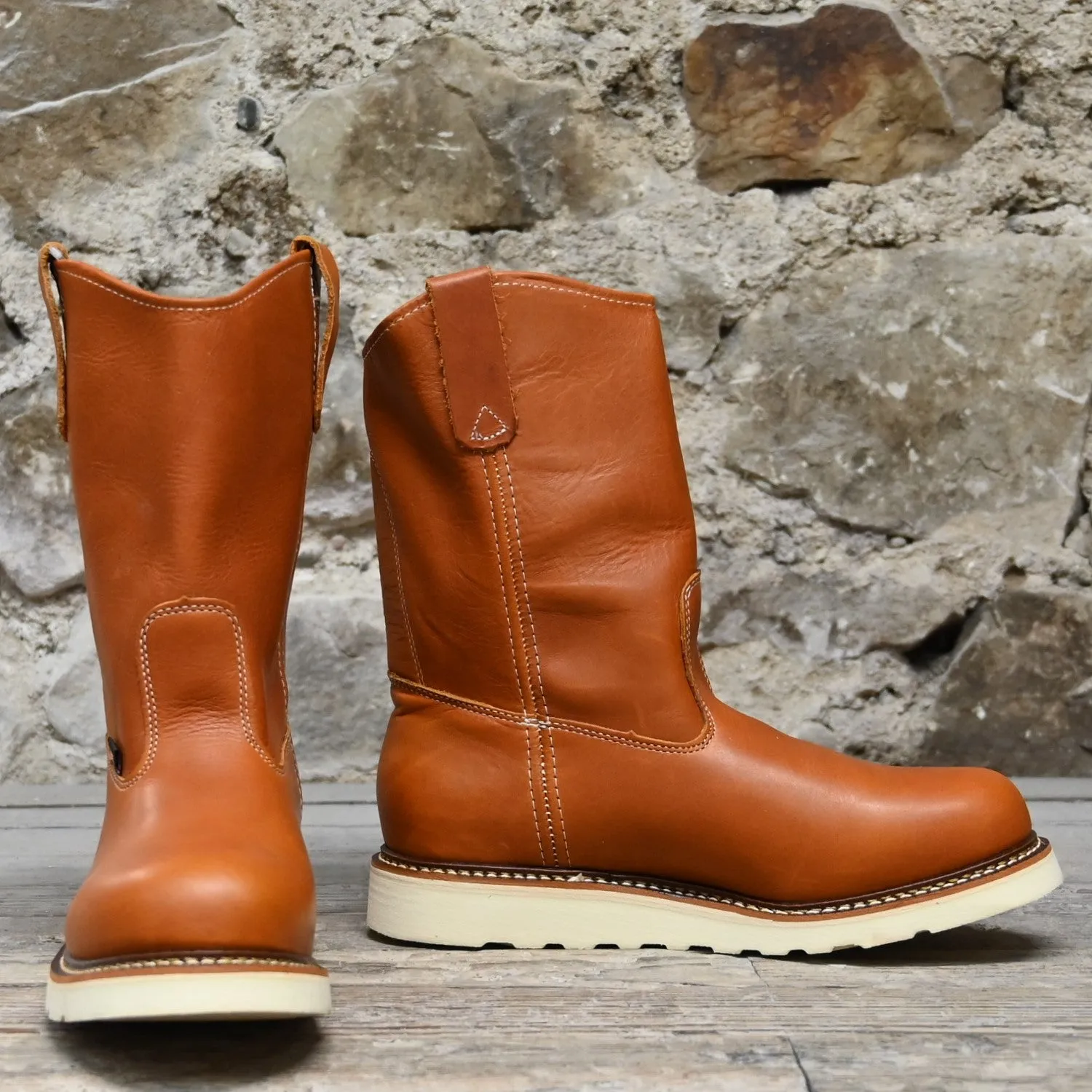 Thorogood Men's 11" Leather Pull-On Boot in Oil Tanned Tobacco